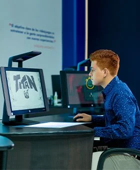 Licenciado sentado utilizando su computadora